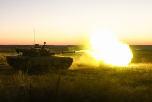  Экипажитанков Т-80 отрабатывают огневое поражение противника ночью. Фото: Станислав Красильников, ТАСС