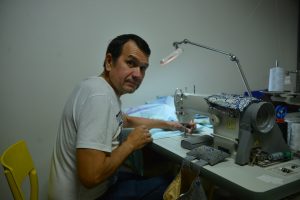 Преподаватель Сергей Аркадьев проводит мастер-класс по шитью. Фото: Анна Малакмадзе, «Вечерняя Москва»