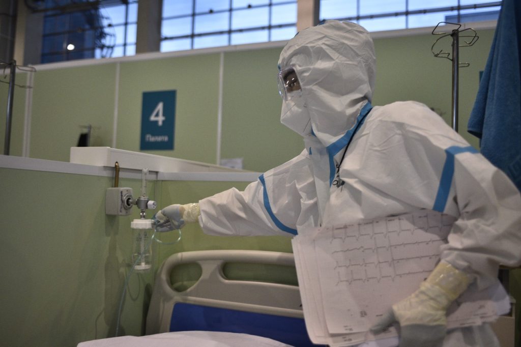 Почти полторы тысячи человек были госпитализированы с COVID-19 в России за последние сутки. Фото: Пелагия Замятина, «Вечерняя Москва»