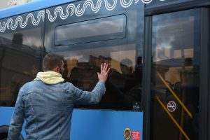 Москвичи прикладывали руку к стеклу автобуса, чтобы еще раз сказать своим близким «до встречи». Фото: Пелагия Замятина, «Вечерняя Москва»