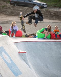 Юный чемпион исполняет трюки на скейте. Фото: Федерация скейтбординга России 