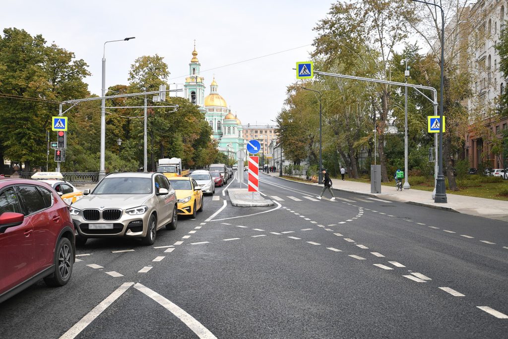 Специалисты городского хозяйства привели в порядок улицы и парковочные карманы в Красносельском районе