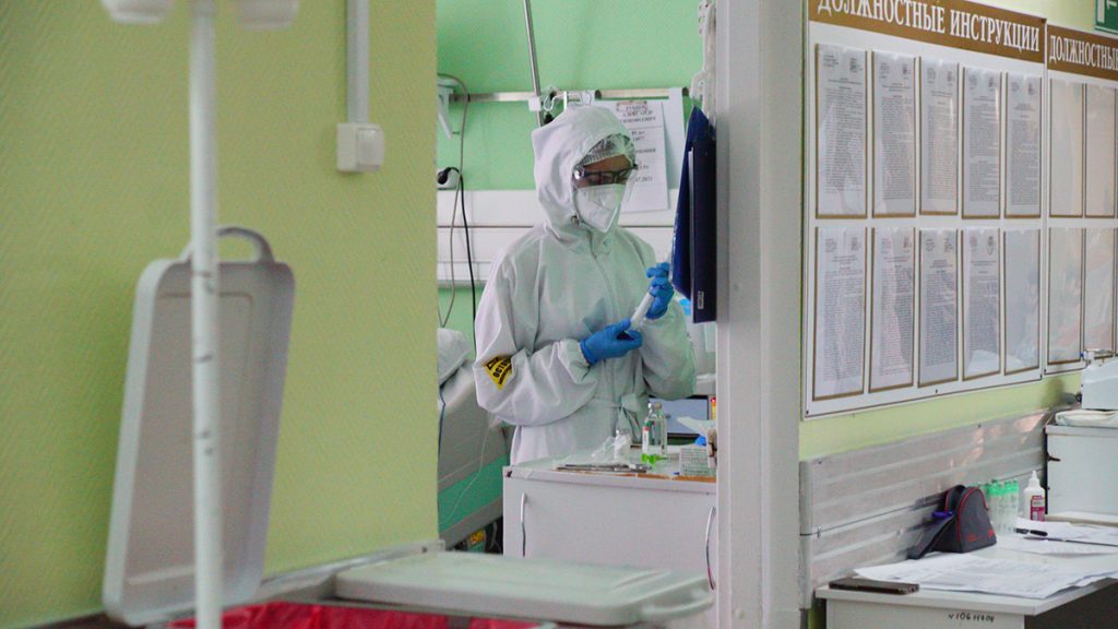 Более тысячи человек с COVID-19 госпитализировали в России за сутки