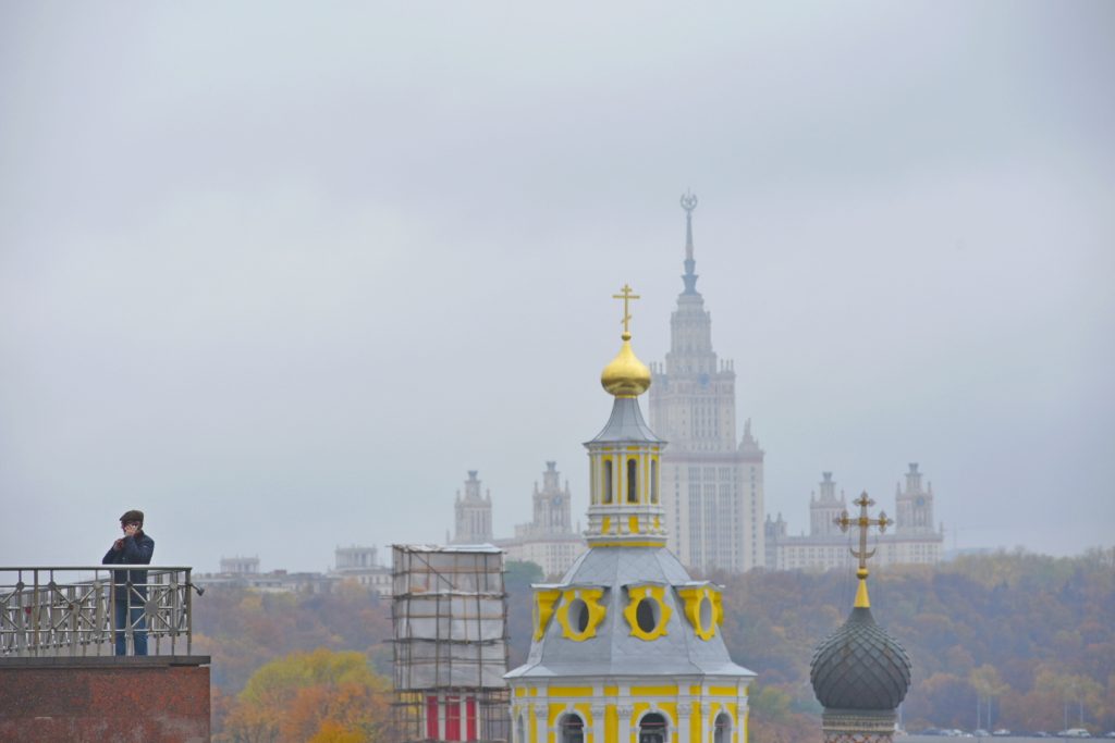 Облачная погода с прояснениями ожидается в Москве в воскресенье