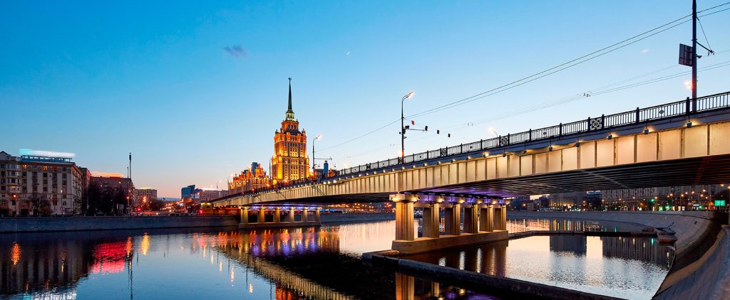 Вид на набережные и разноцветная иллюминация: москвичам рассказали о самом длинном мосте центра столицы