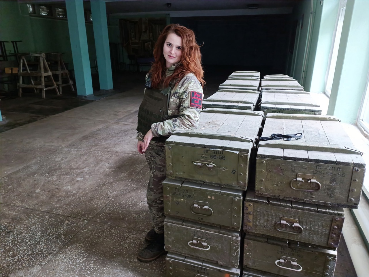 Поэтесса и военный корреспондент Анна Долгарева в обмундировании стоит возле снарядных ящиков. Фото из личного архива