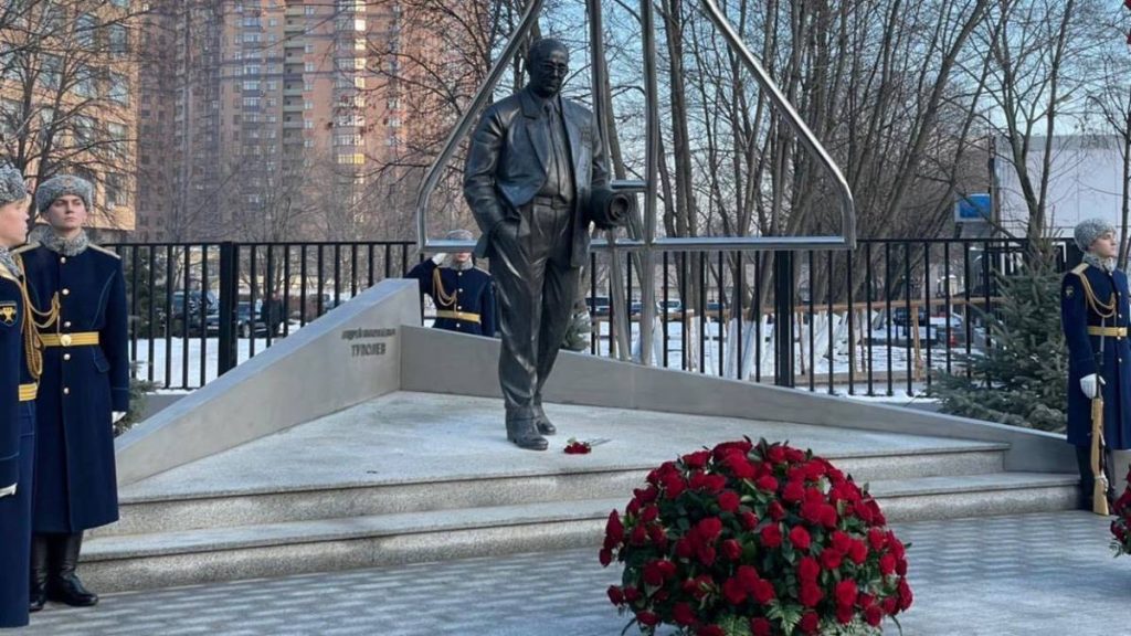 Памятник авиаконструктору Андрею Туполеву открыли в Басманном районе