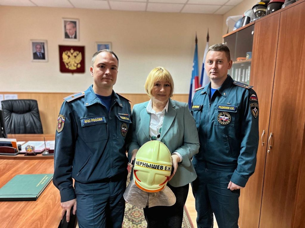 Вдова Героя России Евгения Чернышева встретилась со спасателями 17 пожарной части