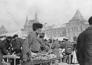 1900-е годы. Московский торговец пирогами с лотком. Фото: РИА «Новости»