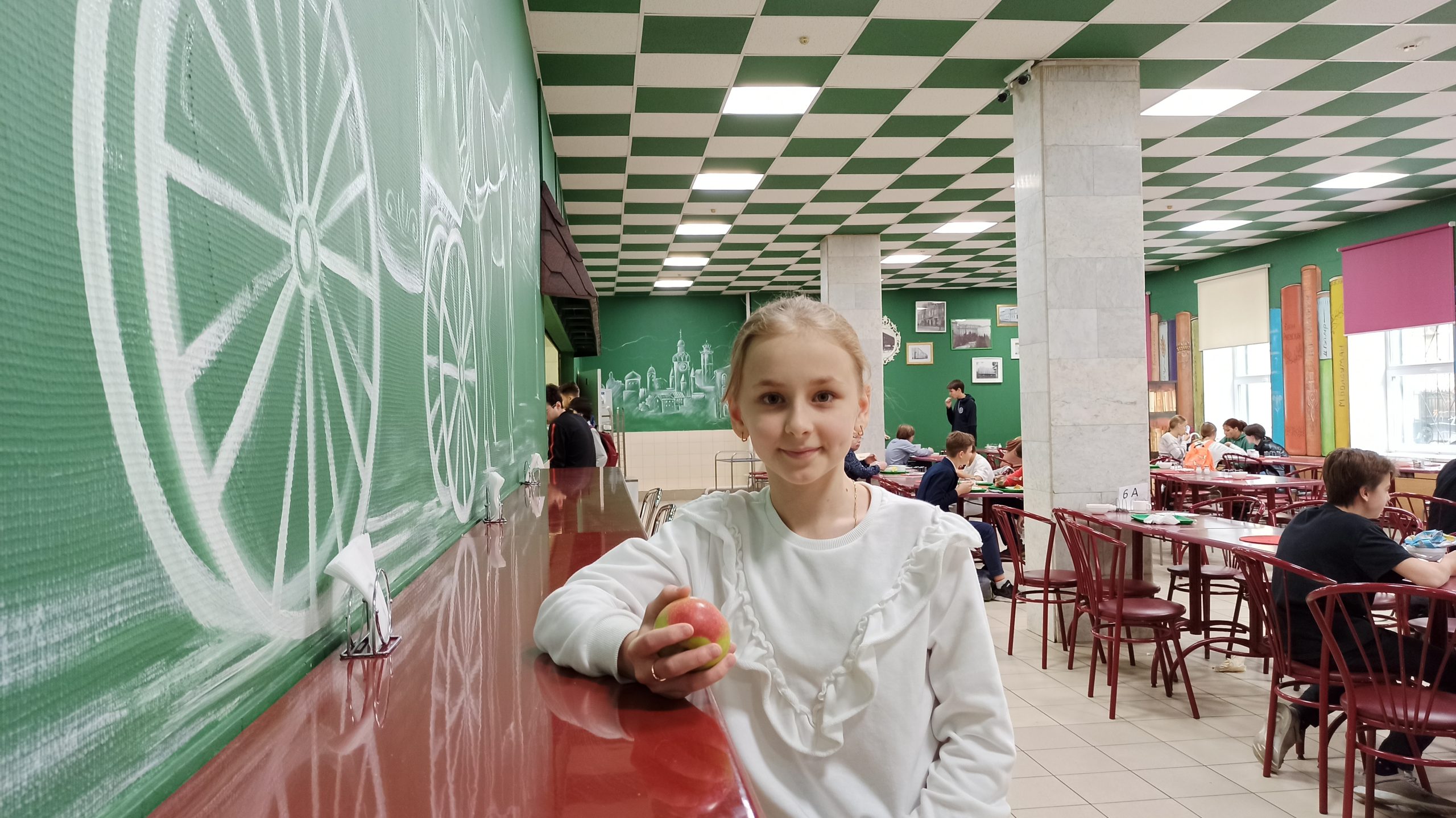 Пятиклассница школы № 1520 Даша Левина с удовольствием обедает в школьной столовой, где представлены блюда на любой вкус. Фото: пресс-служба ДОНМ