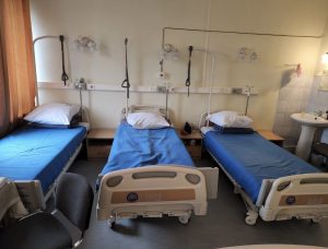 Кровати, которые закупил фонд «Своих не бросаем» для пациентов из военного госпиталя. Фото: архив фонда «Своих не бросаем»