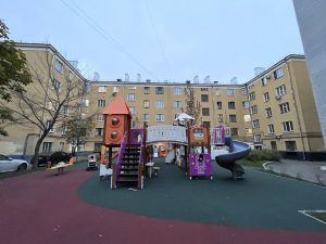 Площадка в 1-мЩипковскомпереулке сделана в космическом стиле. Фото: Василиса Чернявская, «Вечерняя Москва»