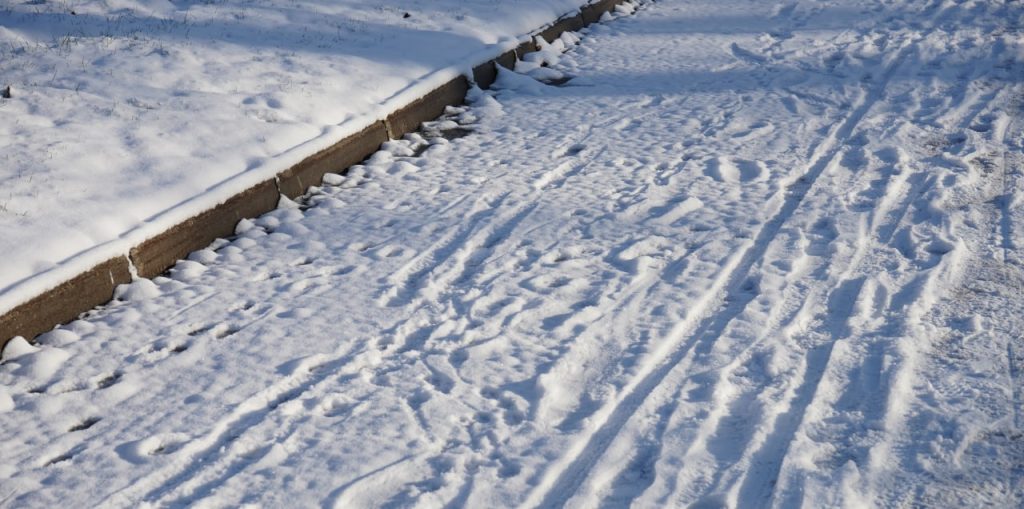Специалисты «Жилищника» провели работы по уборке снега в Тверском районе