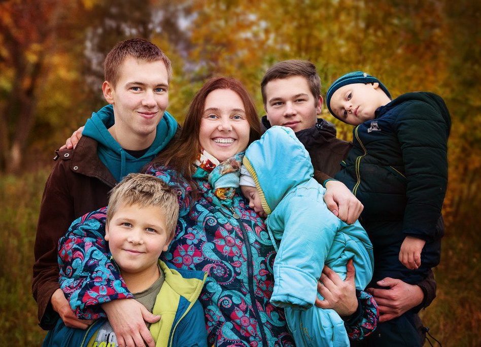 На фото Наталья Булычева с сыновьями Егором, Никитой, Ильей, Сашей и Ваней. Фото из личного архива