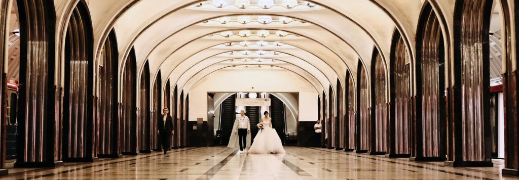 Объявляем вас мужем и женой: две церемонии бракосочетания прошли на станции метро «Маяковская»
