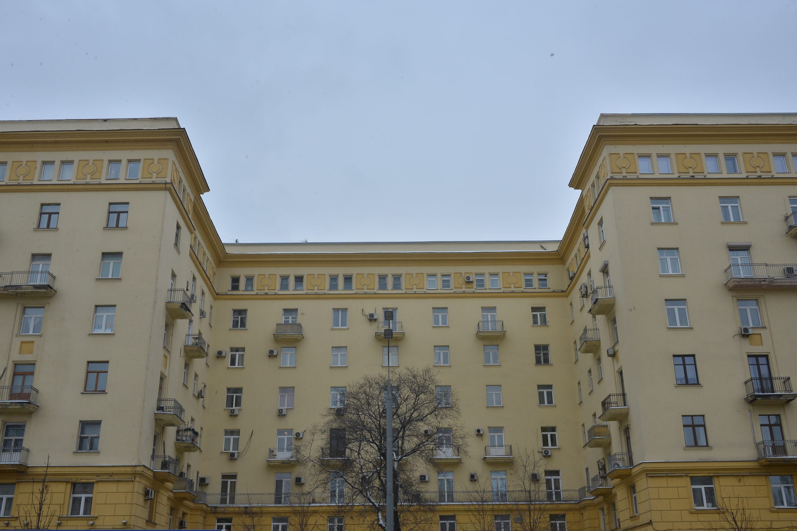 Фасад дома лаконичен, хотя проект 1935 года предусматривал колонныи скульптуры. Фото: Анна Малакмадзе, «Вечерняя Москва»