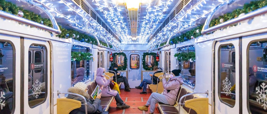 Украшенные к Новому году поезда проедут по Кольцевой линии метрополитена Москвы