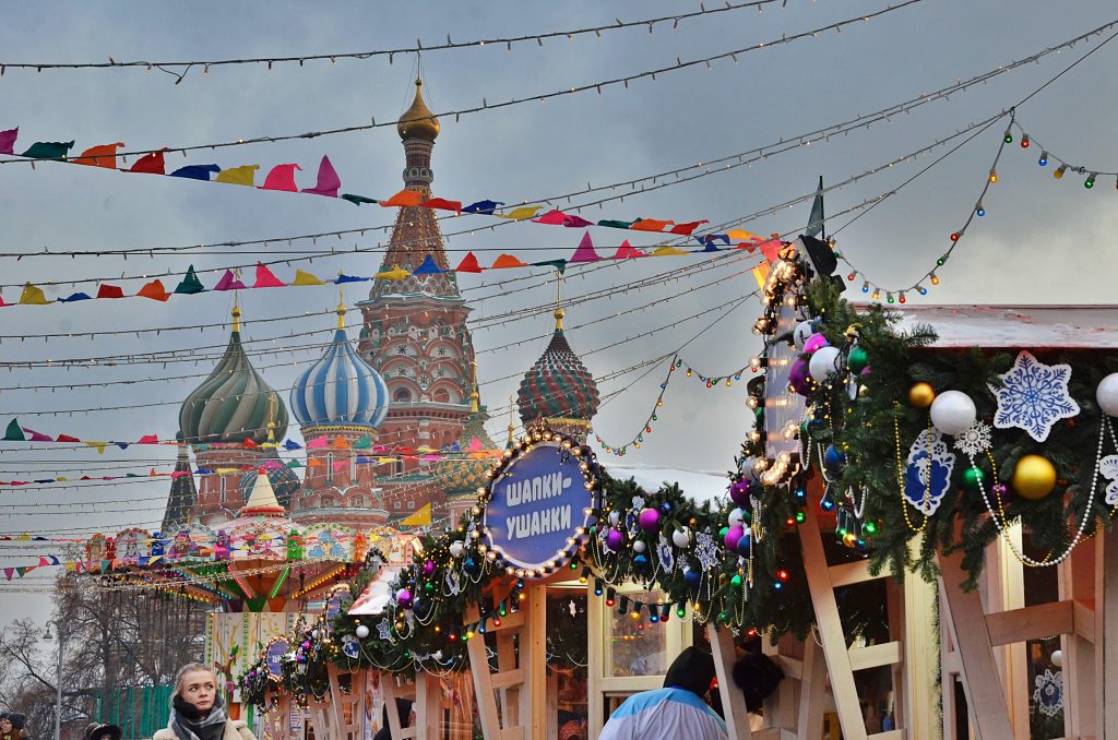 Новогодние ели с разноцветными шарами и гирляндами украсят центр Москвы к праздникам