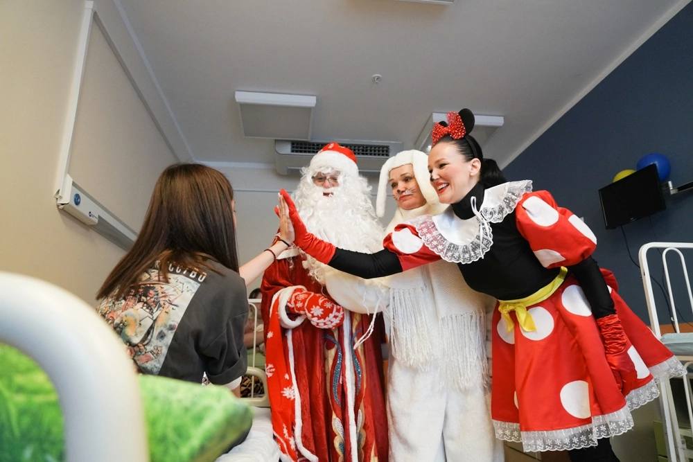 Дед Мороз посетил юных пациентов Морозовской больницы