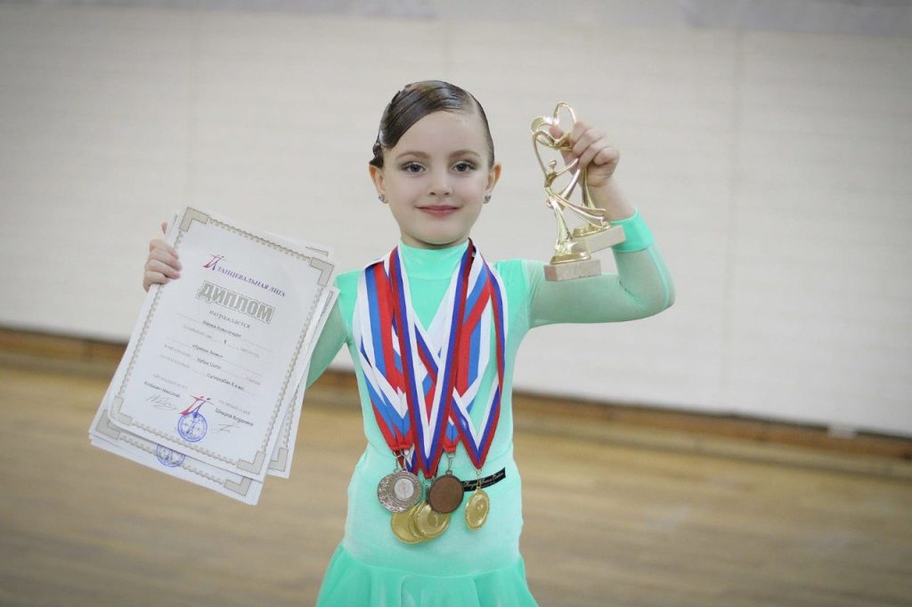 Первоклассница «Пушкинской школы» выиграла суперкубок на турнире по танцам