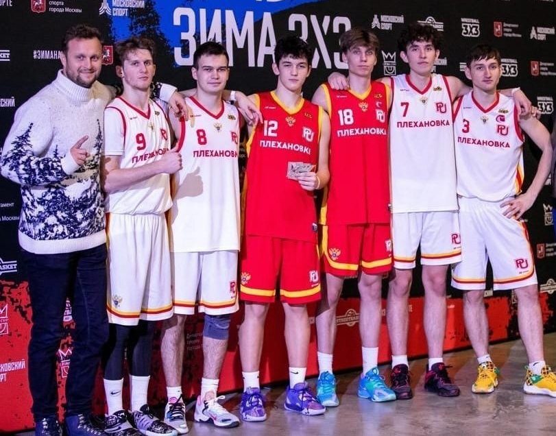 Мужская сборная по баскетболу РЭУ приняла участие в турнире по стритболу