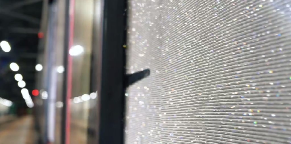Новогодний состав с 23 миллионами кристаллов запустили на Кольцевой линии метро