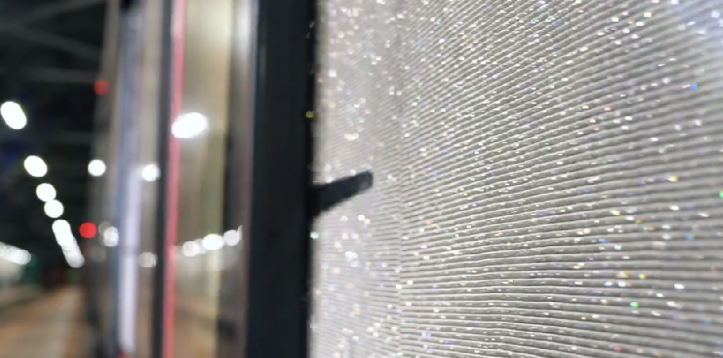 Новогодний состав с 23 миллионами кристаллов запустили на Кольцевой линии метро. Фото: Telegram-канал Дептранса