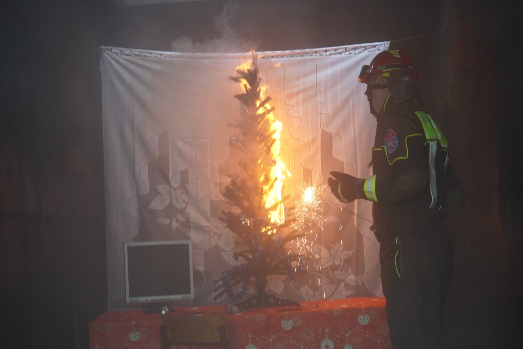 Безопасный Новый год: специалисты Департамента ГО ЧС и ПБ Москвы продемонстрировали навыки борьбы с огнем на тренировочном полигоне