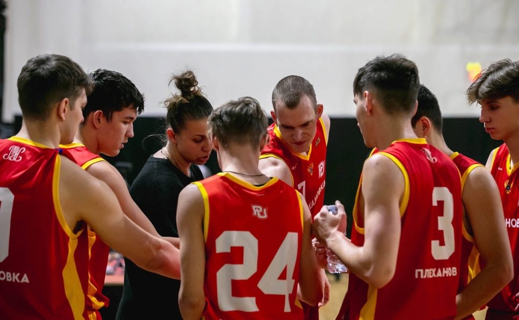 Мужская сборная по баскетболу РЭУ начала новый год с победы