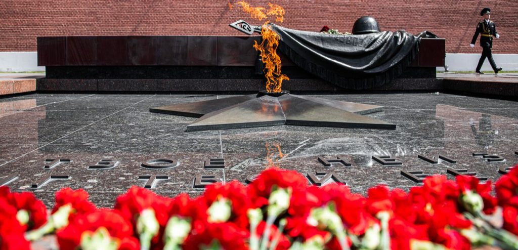 Цветы возложили к Могиле Неизвестного Солдата в честь годовщины начала контрнаступления в Битве под Москвой