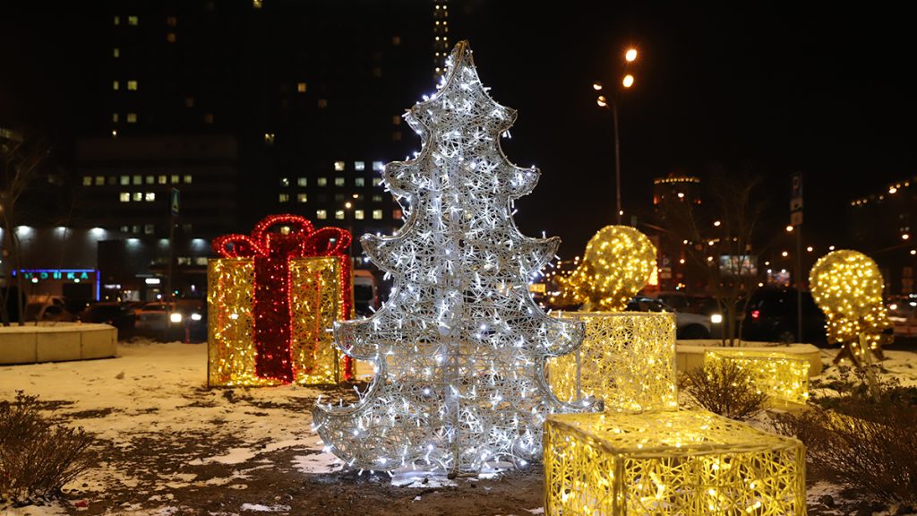 Праздник близко: световые конструкции установят в Москве в преддверии Нового года