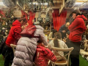 На Манежной площади организовали работу сказочной мастерской. Фото: Анна Лоскутова, «Вечерняя Москва»