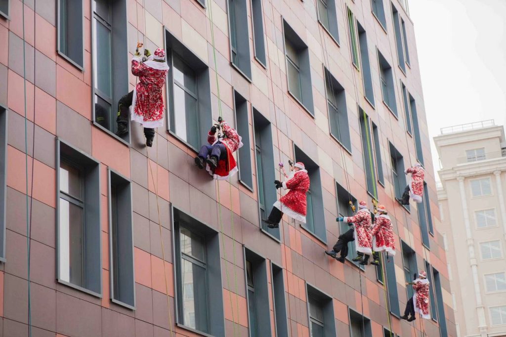 Сказочный десант Дедов Морозов высадился на крыши корпусов Морозовской больницы