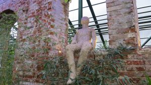 Инсталляция в виде человека, сидящего на кирпичной стене. Фото: Дарья Ростова, «Вечерняя Москва»
