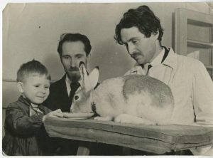 Кормление кролика, 1920-е годы. К уходу за этими животными привлекали даже детсадовцев. Фото: «Росфильм»