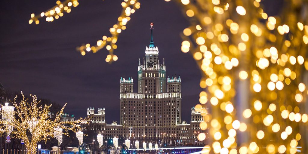 Огни Рождества: подсветка зданий и мостов работала в столице всю ночь