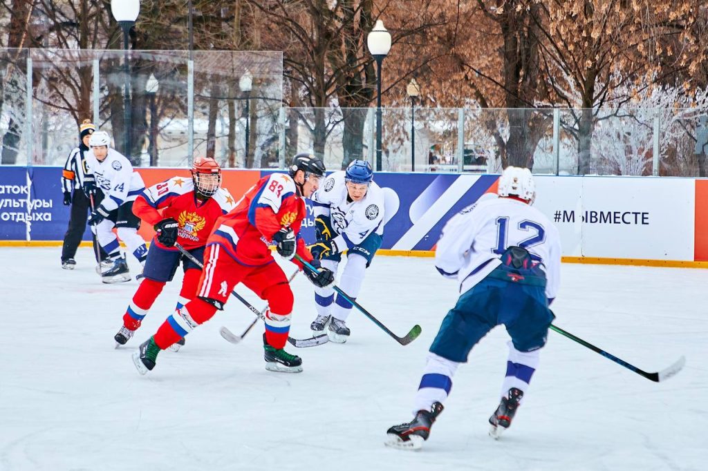 Выход в ноль и слэпшот: игровой хоккейный тур открыли на льду Парка Горького