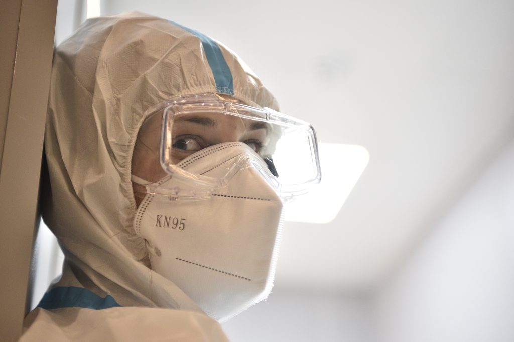 Врачи госпитализировали 427 россиян с коронавирусом за сутки