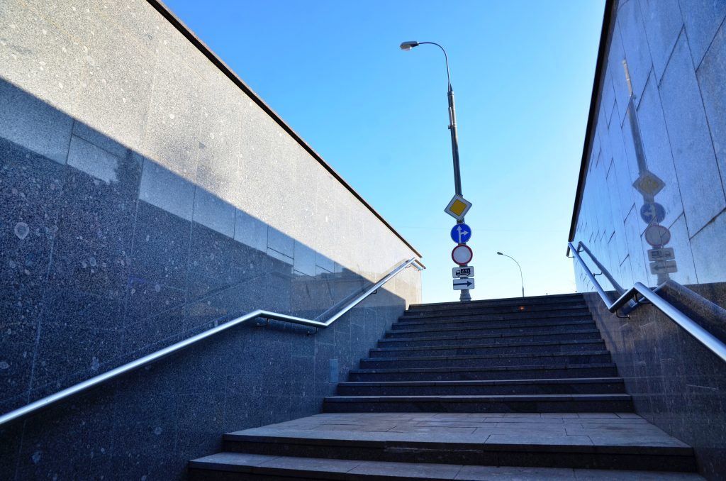 Более 10 пешеходных переходов построят в Москве до 2026 года