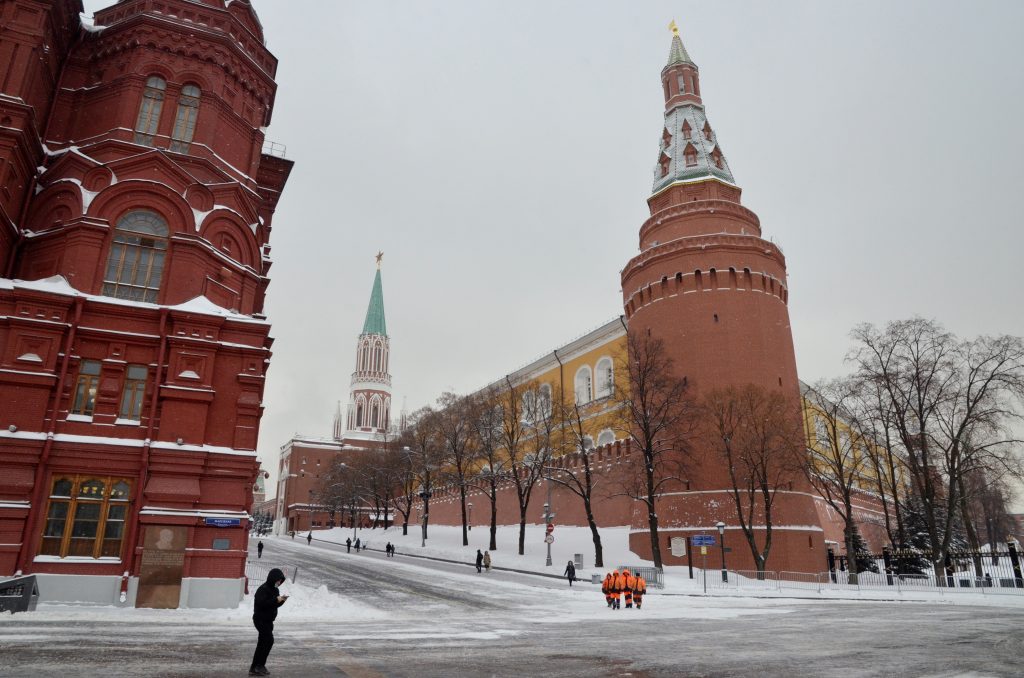 Теплая погода со снегом ожидается в Москве
