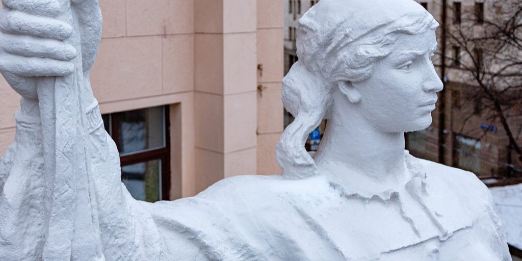 Специалисты Москвы отреставрировали скульптуры в Подколокольном переулке