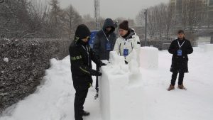 Волонтеры помогают всем желающим создать свой арт-объект из снега. Фото: Дарья Ростова, «Вечерняя Москва»