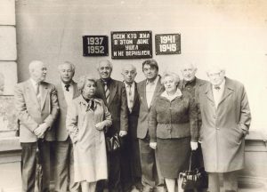 Инициативная группа жильцов в день установки памятного знака — предположительно это 9 мая 1991 года. Фото из личного архива