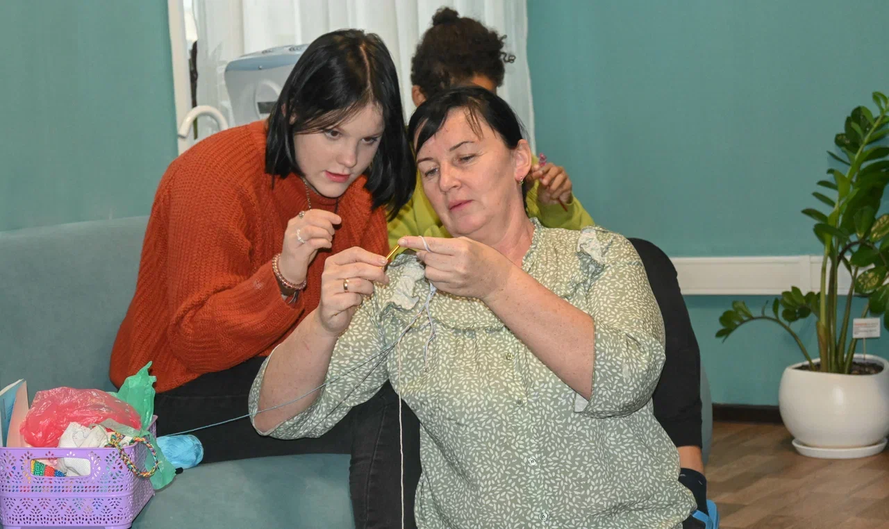 Активисты центра московского долголетия научат воспитанников учреждения для детей-сирот вязать