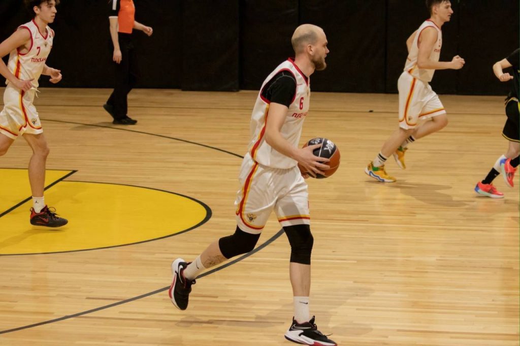 Мужской баскетбольный клуб РЭУ одержал две победы на минувшей неделе
