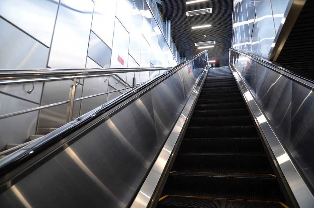 Эскалаторы на станциях метро «Международная» и «Чкаловская» закроют на ремонт