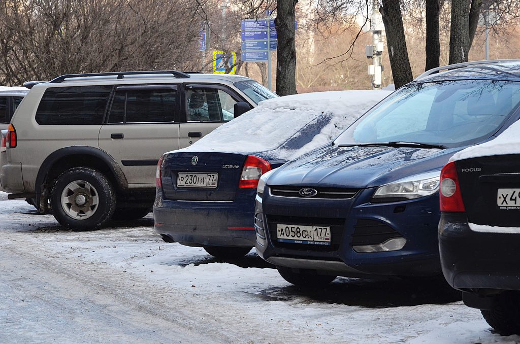 Автомобильные парковки Тверского района очистили от снега и наледи
