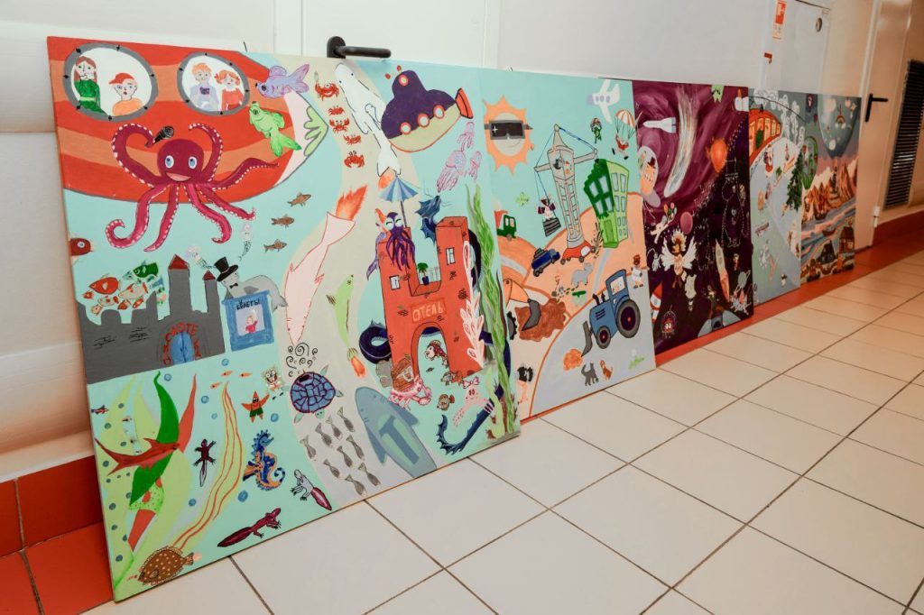 Работы принадлежат детям-волонтерам арт-проекта «Веселый коридор». Фото: Telegram-канал Морозовской больницы