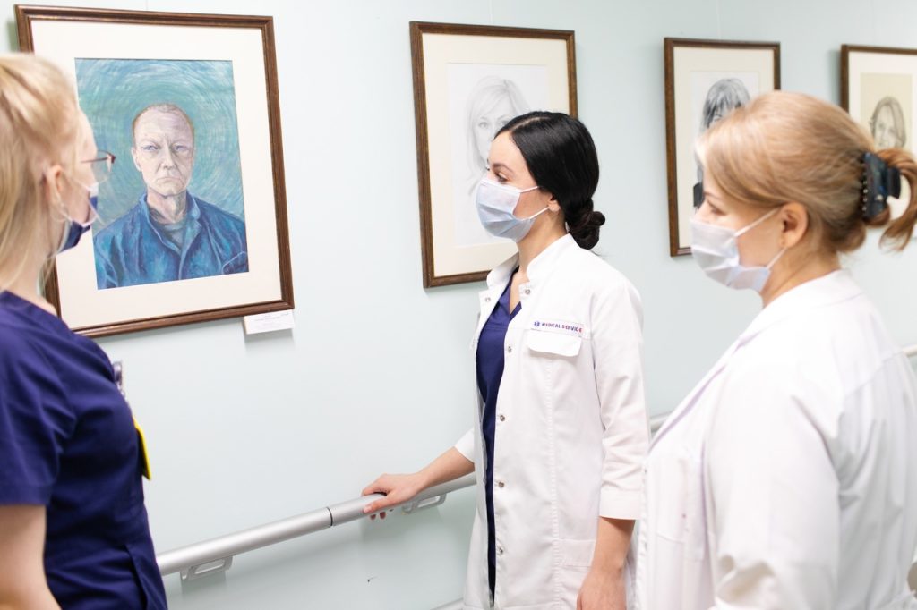 Вам говорят «спасибо»: выставка художественных работ «Дети — врачам» открылась в Морозовской больнице