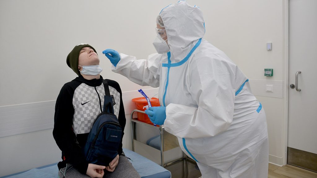 Врачи госпитализировали около 700 пациентов с коронавирусной инфекцией в России за сутки
